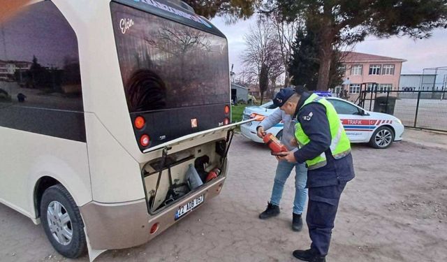 Edirne'de trafik jandarması okul servislerini denetledi