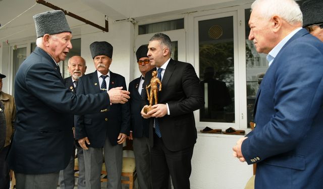 Güney Kore'den Lapsekili merhum Kore gazisi Özdemir'in ailesine madalya ve berat gönderildi