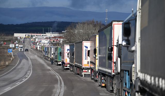 Hamzabeyli'de 15 kilometrelik tır kuyruğu oluştu