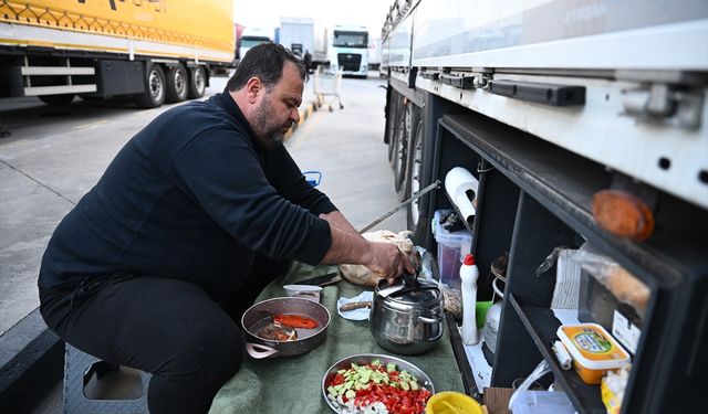 İhracat yükü taşıyan tır şoförleri iftarı sınır kapısında yaptı