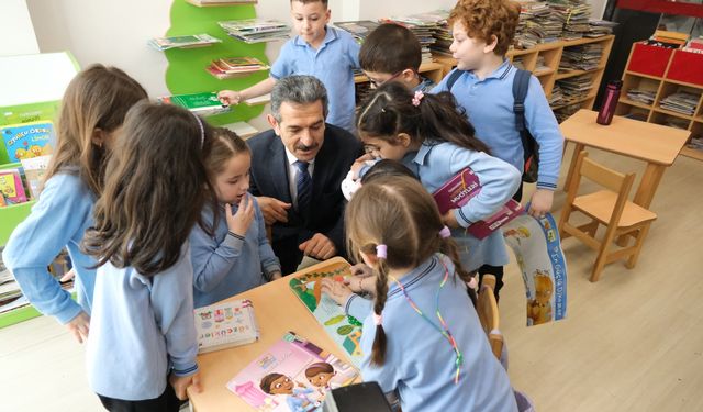 Kırklareli Valisi Birol Ekici öğrencilerle kütüphanede kitap okudu