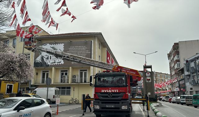 Kırklareli'nde yasak alanlara asılan propaganda amaçlı poster ve bayraklar kaldırıldı