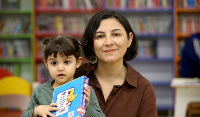 Kitap kurdu aile kütüphanede okumayı geleneğe dönüştürdü