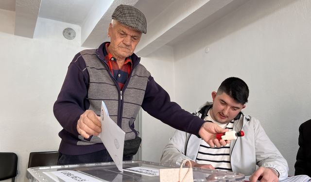 Köylerinde sandık kurulamayan Kazabatlılar komşu köyde oy kullanıyor