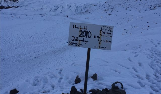 Kuzey Kutbu'nda eriyen buzulları tırmanış ve dalışlarıyla görüntüledi