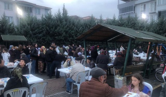 Osmaneli'nde mahalle iftarı verildi