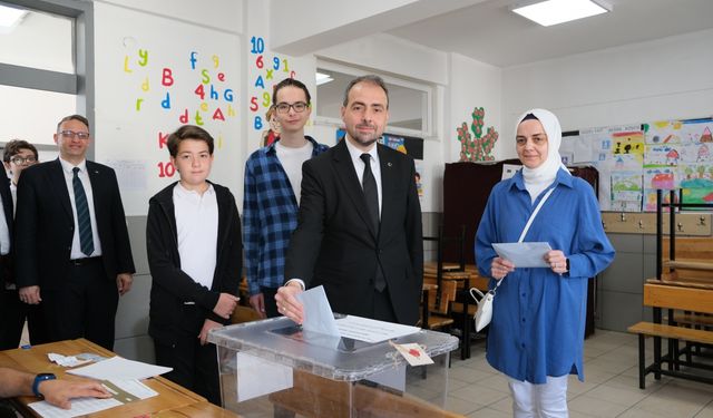 Saadet Partisi Sakarya Büyükşehir Belediye Başkan adayı Ayhan, oyunu kullandı