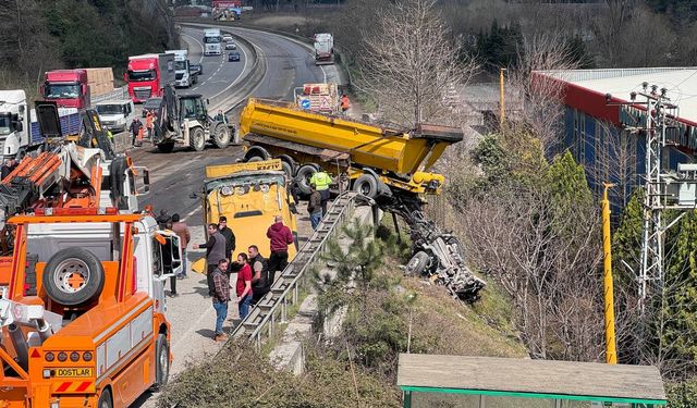 Sakarya'da bariyere çarpan tır ulaşımı aksattı