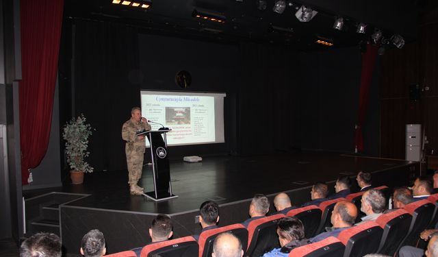 Sakarya'da muhtarlarla asayiş değerlendirmesi ve seçim güvenliği toplantısı yapıldı