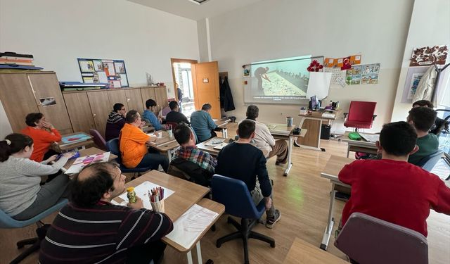 Sakarya'da özel çocuklar kumaşları damlatma tekniğiyle renklendirdi