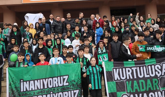 Sakaryasporlu futbolcular Ferizli'de ortaokul öğrencileriyle buluştu