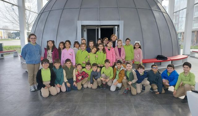 Serdivan'da öğrenciler uzayı ve gezegenleri planetaryumda tanıyor