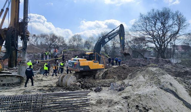 Tekirdağ'da 2 işçi kayan toprağın altında kaldı