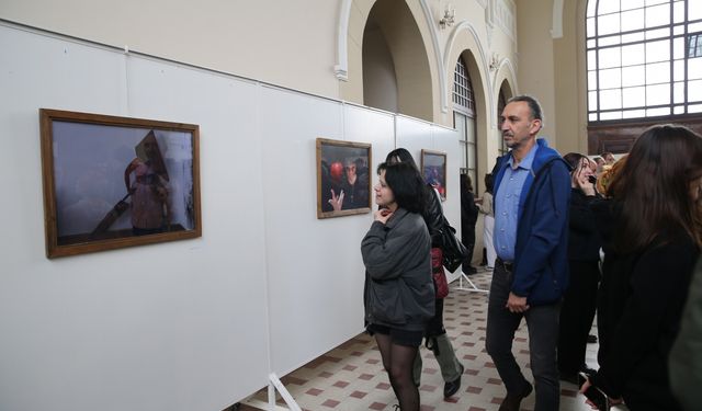 Trakya Üniversitesi öğrencilerinden, film sahnelerinden esinlenerek çekilen kurgusal fotoğraflardan sergi