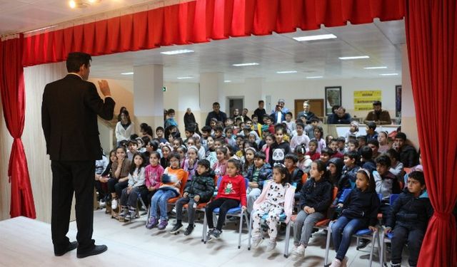 27 Mart Dünya Tiyatro Günü’nde öğrencilere gösteri düzenlendi 