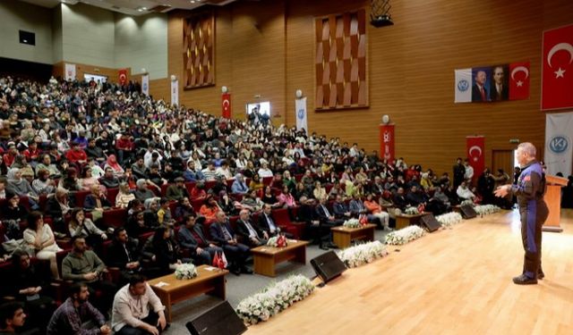 Alper Gezeravcı, KAYÜ'de öğrencilerle buluştu