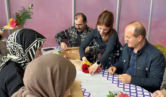 Beyler Kadın Festivali’nde eşlerine çiçek yaptı