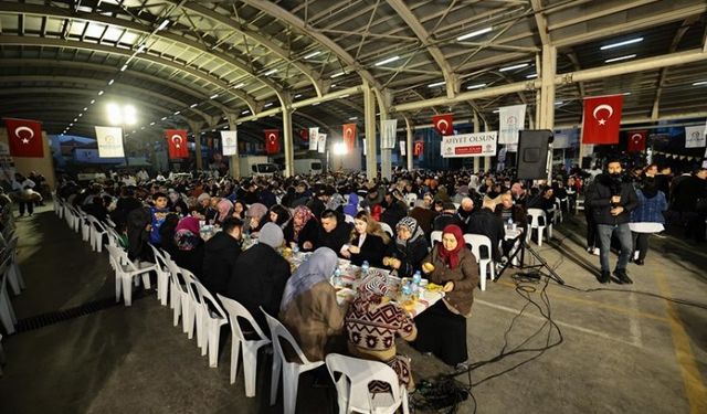 Büyükşehir’in iftar bereketi Karşıyaka’ya taşındı