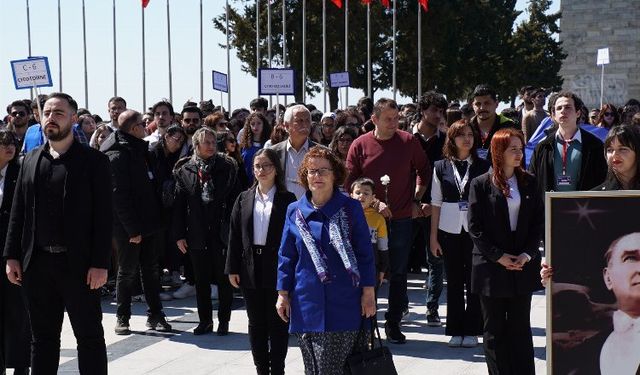 Çağdaş Gençlik Şehitler Abidesi'nde buluştu