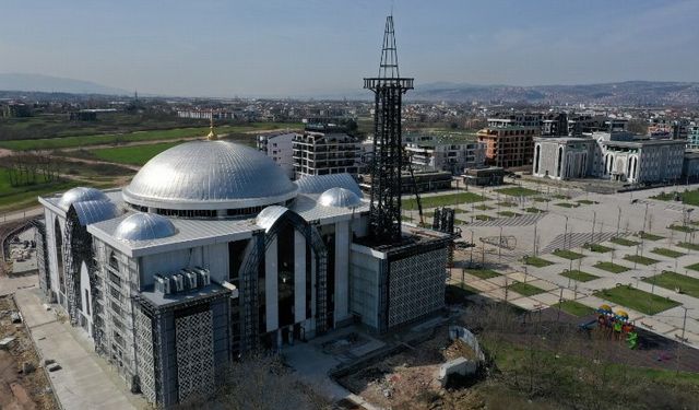 Kartepe Kent Meydanı Camii’ne çelik minare