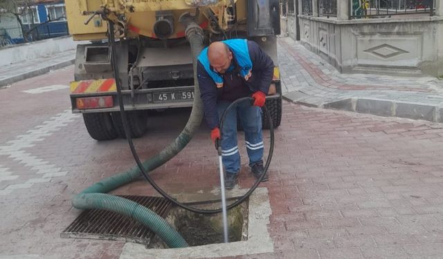 Manisa Kula'da yağmur suyu ızgalarında temizlik