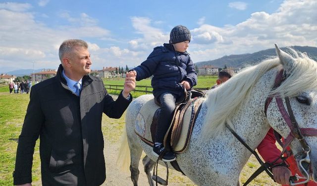 Özel bireyler Gölcük'te at binme heyecanı yaşadı