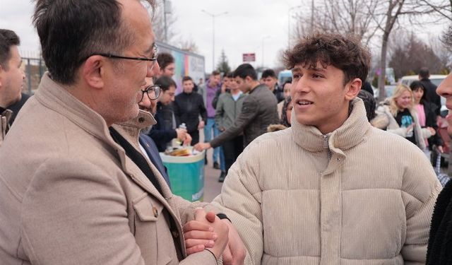 Savran’dan sınav çıkışı öğrencilere kahve ikramı