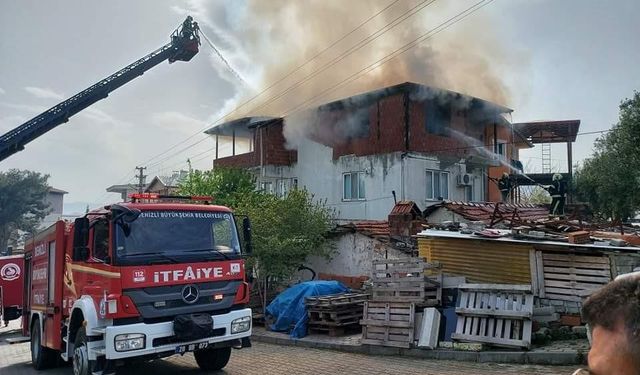 3 katlı binanın çatı katı alevlere teslim oldu