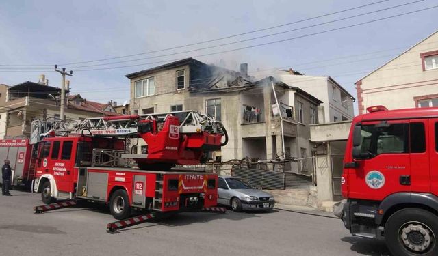 3 katlı ikametin çatı katı yandı: 1 kişi dumandan etkilendi