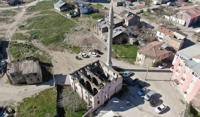 300 yıllık cami bakımsızlıktan harabeye döndü