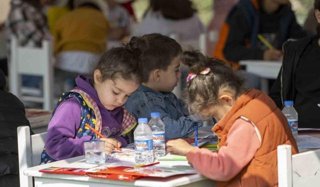 46 mahalleden 3 bin kadın, ’Evimiz Atölye ve Üretici Kadın Stantları Kadın Buluşması’nda bir araya geldi