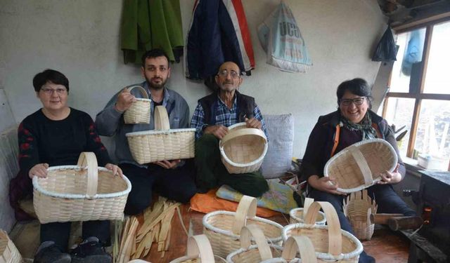 70 yıldır fındık dallarından sepet örüyor