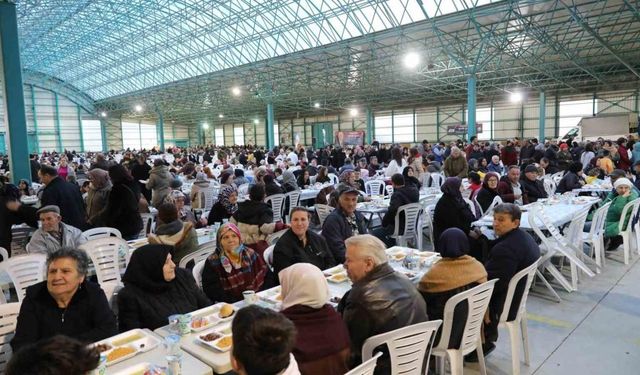 75. Yıl Mahallesi’nde binlerce kişiye iftar yemeğinde buluştu