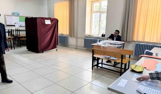 Afyonkarahisar’da oy verme işlemi sorunsuz bir şekilde başladı