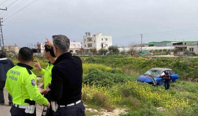 Ağaca çarpan otomobil kanala düşmekten son anda kurtuldu: 2 yaralı