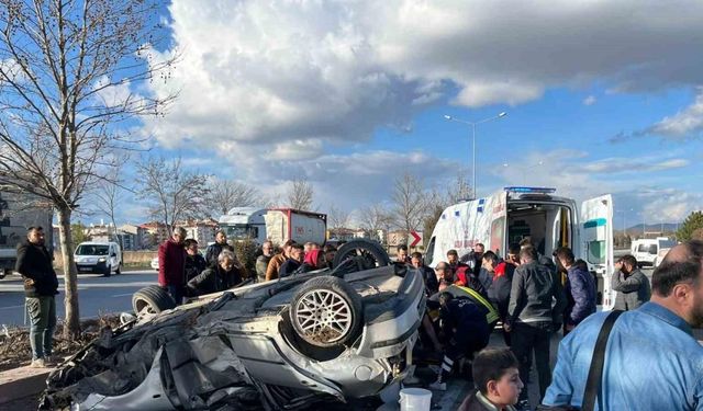 Ağaca çarpıp devrilen otomobil sürücüsü hayatını kaybetti