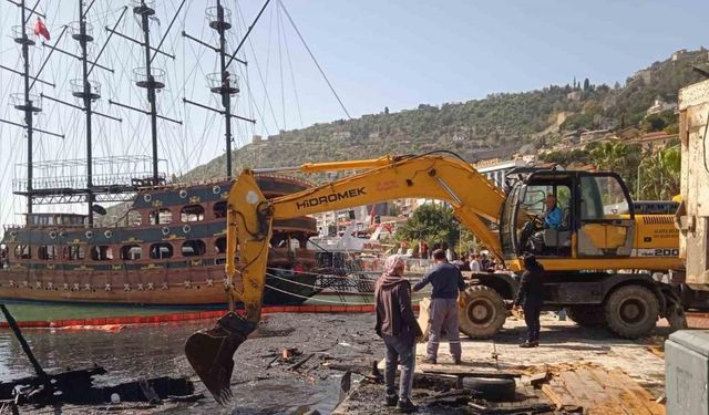 Alanya’da yanarak batan teknenin parçaları yüzeye çıkartıldı