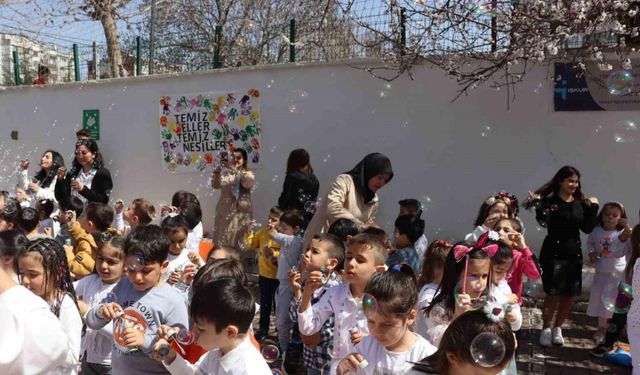 Anaokulu öğrencilerinden renkli etkinlik: Hijyene dikkat çektiler