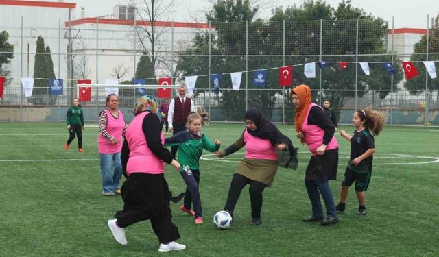 Anneler ve kızları futbol maçında karşı karşıya