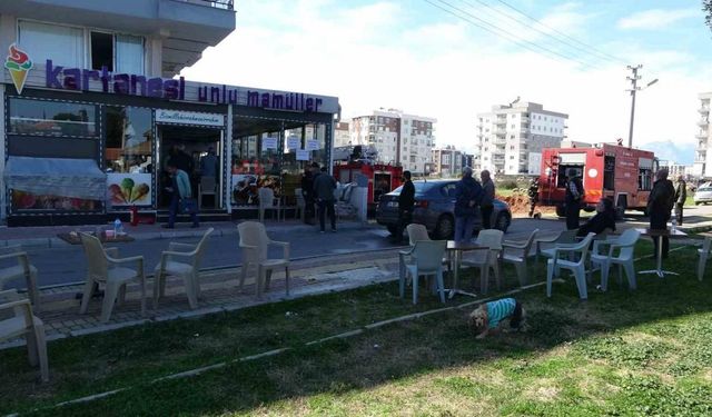 Antalya’da bina altındaki pastanenin deposu alev alev yandı