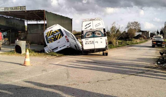 Antalya’da öğrenci ve işçi servisleri çarpıştı: 9 yaralı