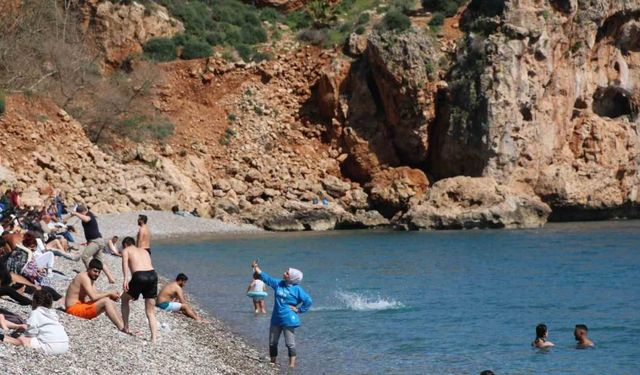 Antalya’da Ramazan ayı öncesi Konyaaltı Sahili doldu taştı