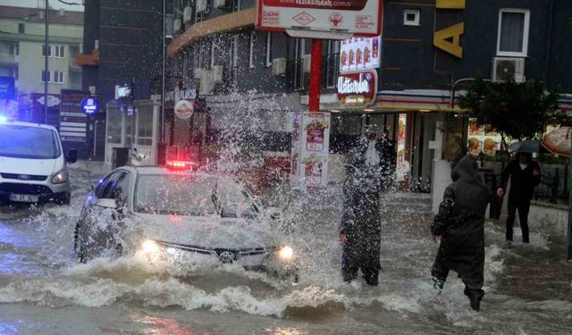 Antalya’da sağanak yağış yolları nehre çevirdi