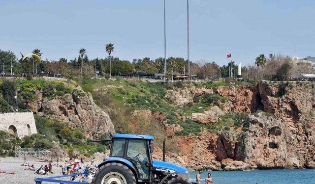 Antalya’da yaz erken başladı, dünyaca ünlü sahil tarla gibi sürüldü