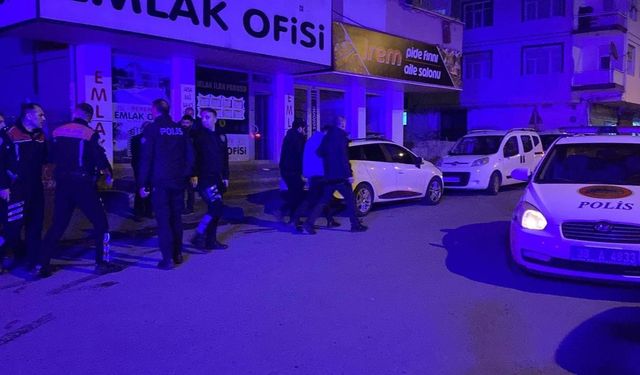 Aranması olan şahıs uygulama yapan polise bıçak çekip kaçtı