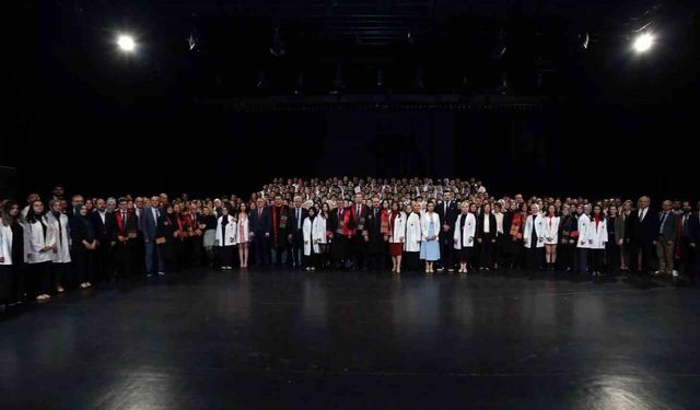 Atatürk Üniversitesi’nde Tıp Bayramı ve geleneksel önlük giydirme töreni