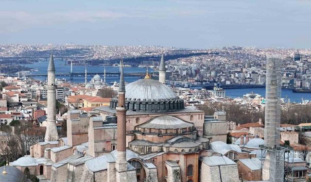 Ayasofya-i Kebir Camii Şerifinin, restorasyonunda 2. Bayezid Minaresi’nde söküm işlemi havadan görüntülendi