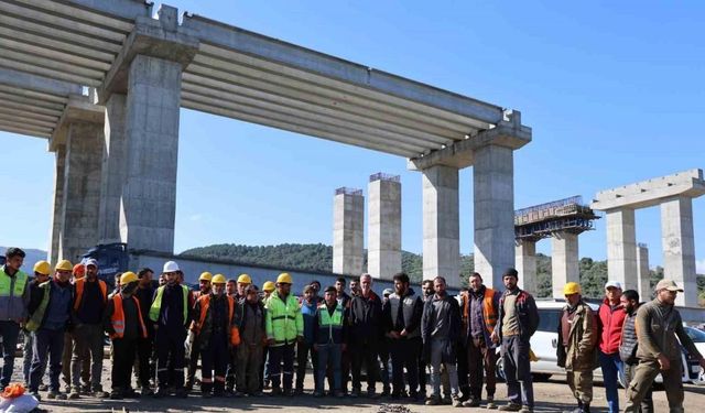 Aydın-Denizli Otoyolu’nda çalışan işçiler, aylardır paralarını alamadıkları gerekçesiyle grev başlattı