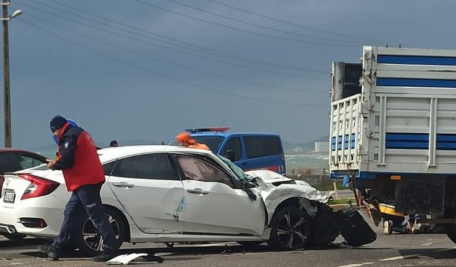 Ayvalık’ta ’U’ dönüşü yapılan kamyonetle otomobil çarpıştı