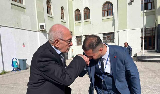 ‘Baba’ dediği yakınıyla rakip olan genç aday başarılar diledi